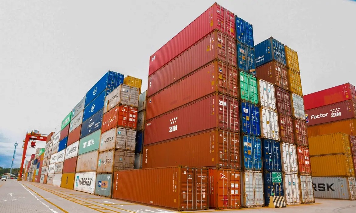 Em meio a tarifaço, exportações do Brasil para os EUA caem 28,1% em novembro