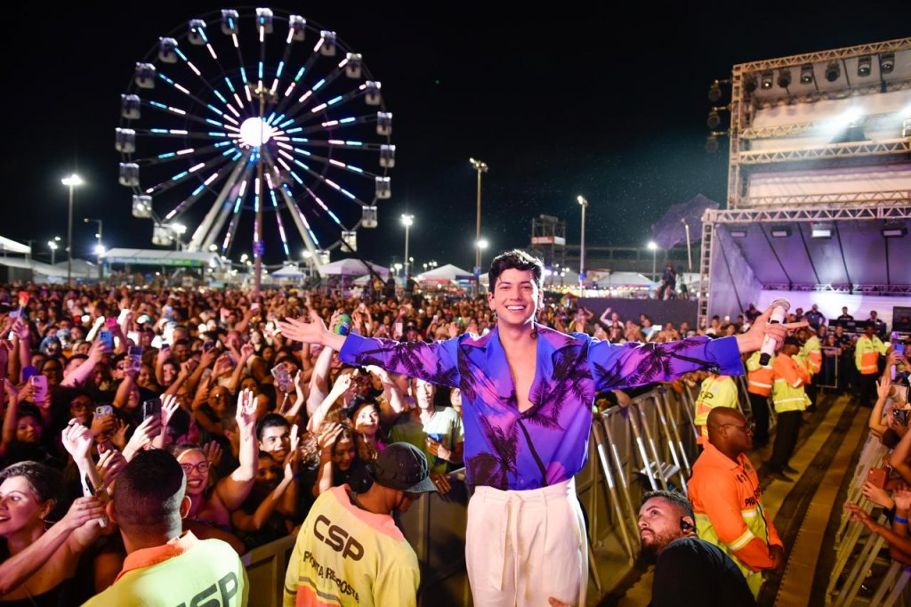 Público no Festival Virada Salvador durante apresentação de Léo Foguete