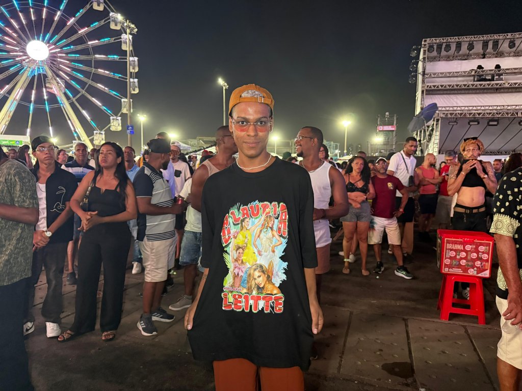 “Se tem ela, a gente está aqui”: Fãs chegam no Festival Virada Salvador para ver Claudia Leitte 5 Público no festival