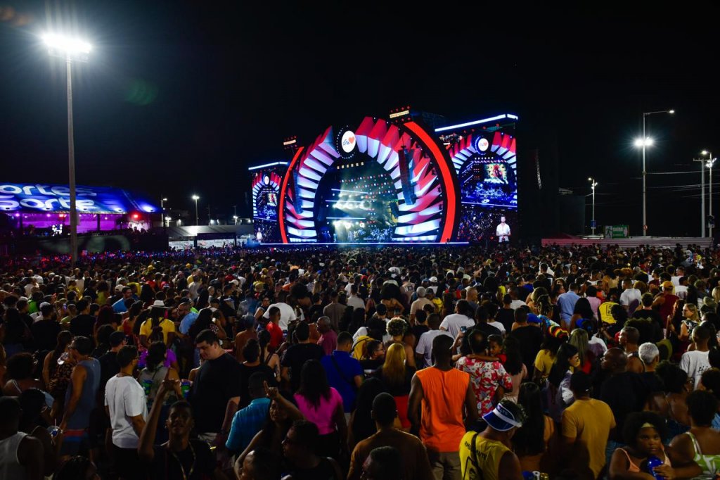 Claudia Leitte durante apresentação no Virada Salvador