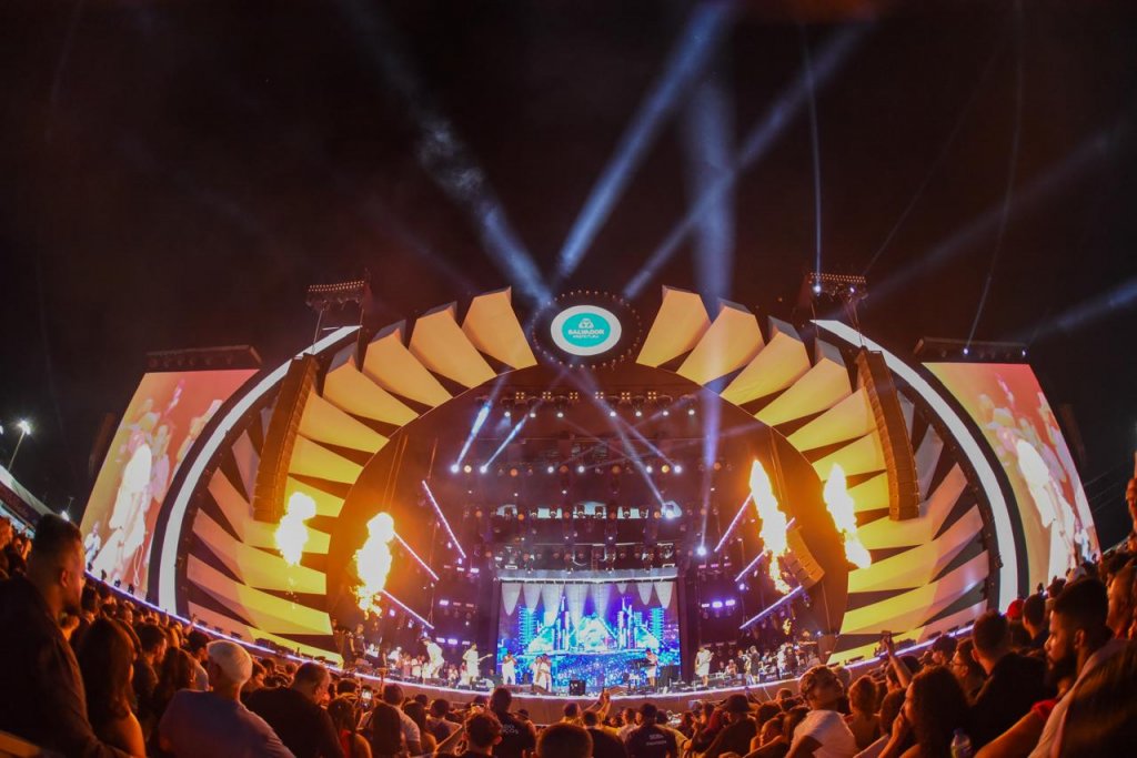 VÍDEO: Show sertanejo de Matheus e Kauan agita público com apresentação marcante na madrugada 13 Palco com iluminação