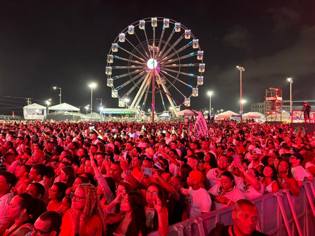 Público acompanhando o show