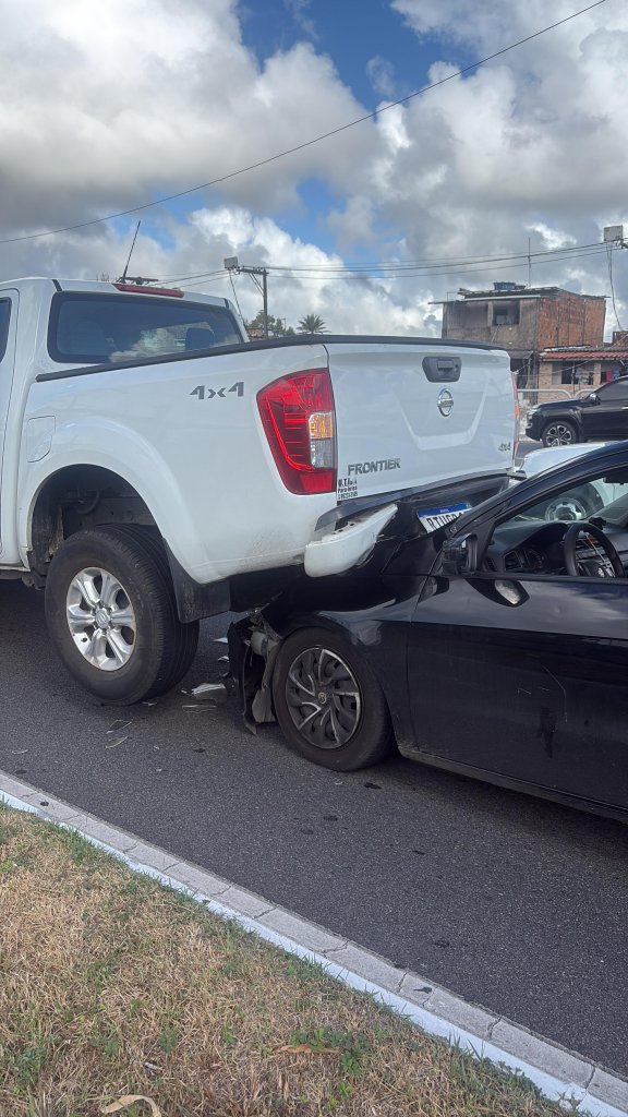 Acidente deixa trânsito lento na Avenida Carybé, em Salvador 3 01.