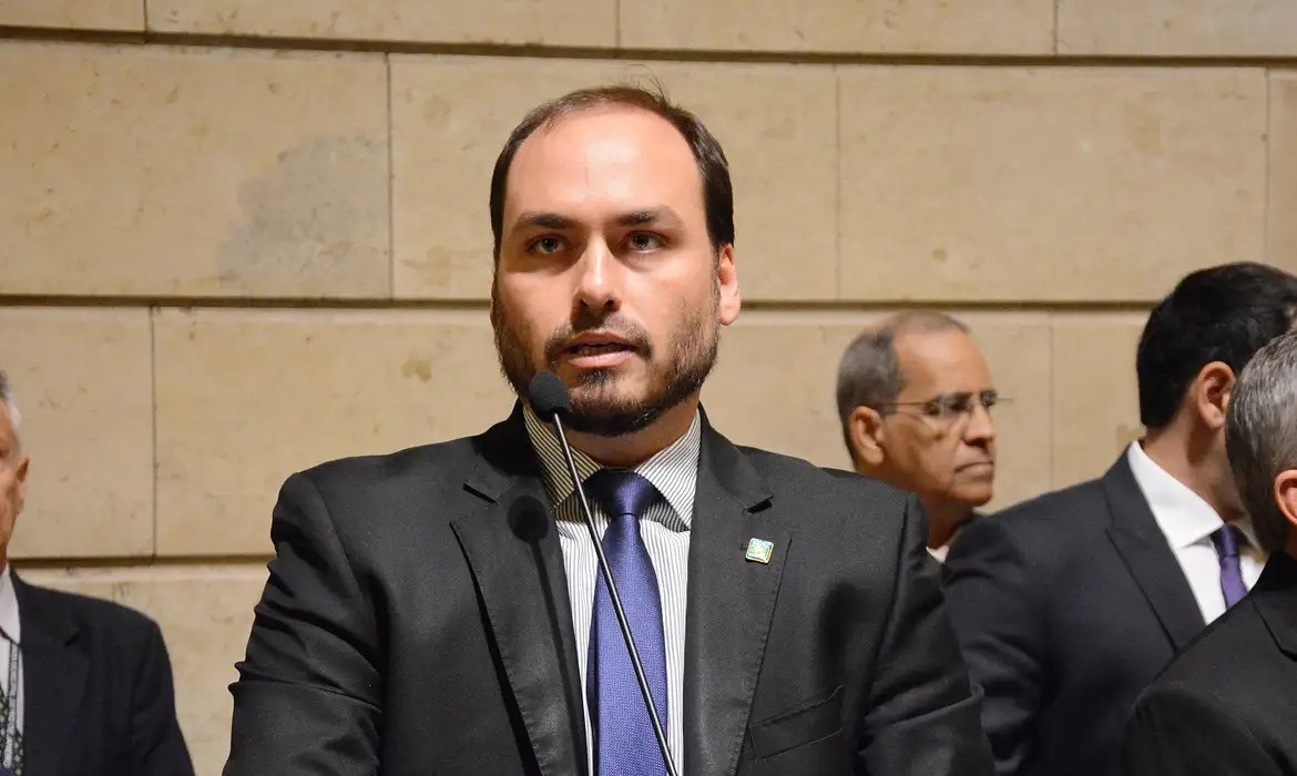 Após PGR ser contra smart TV na cela de Bolsonaro, Carlos critica TVs em presídios