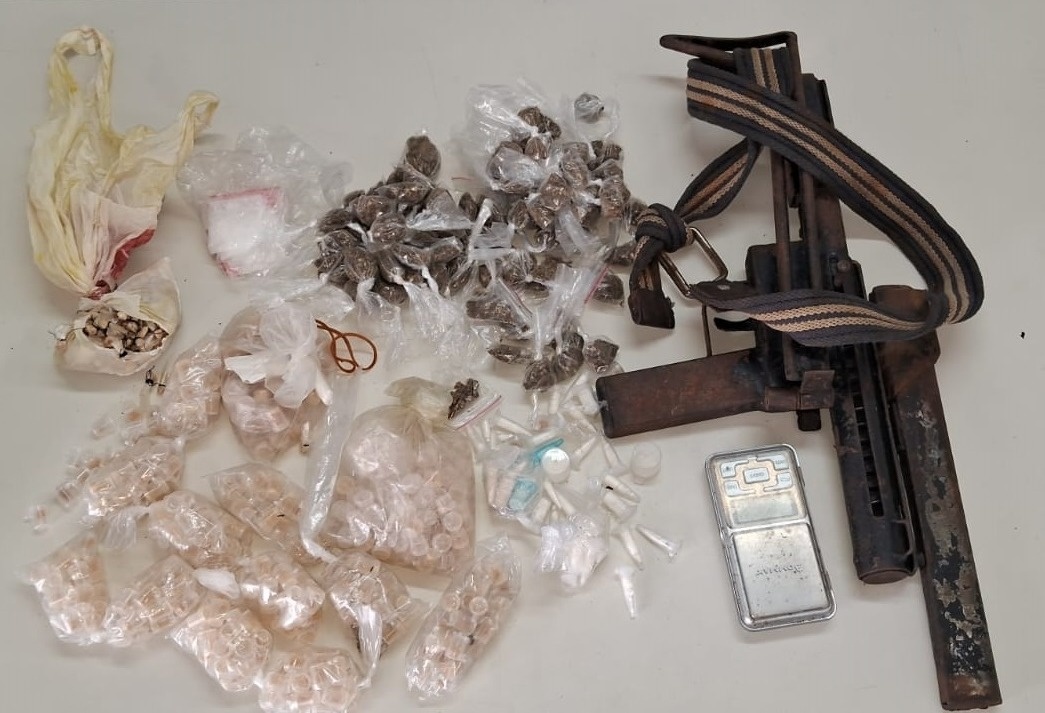 Submetralhadora e drogas são apreendidas pela PM no bairro de Fazenda Coutos, em Salvador