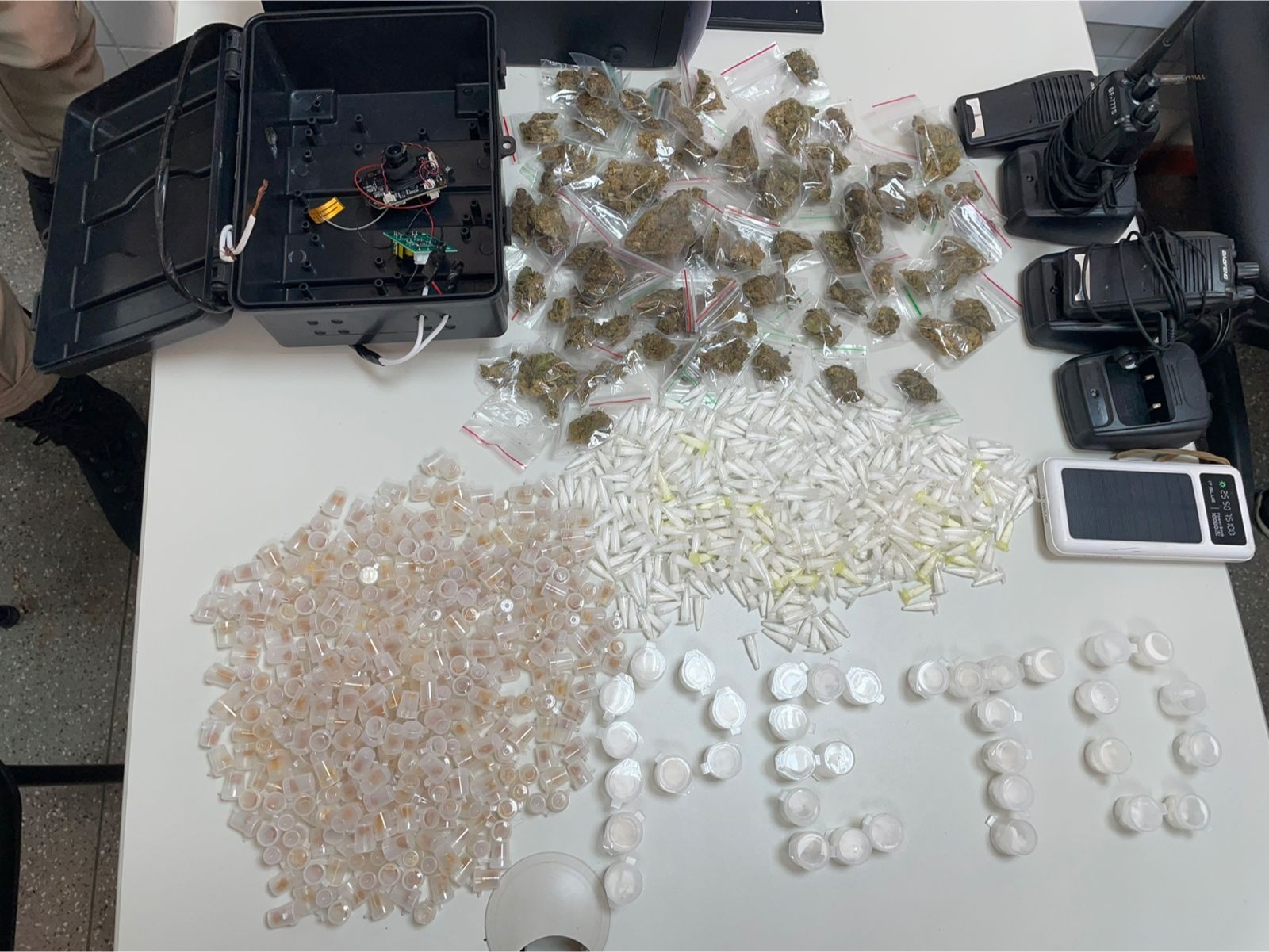 PM apreende mais de 490 porções de cocaína e outras drogas no bairro de Macaúbas, em Salvador