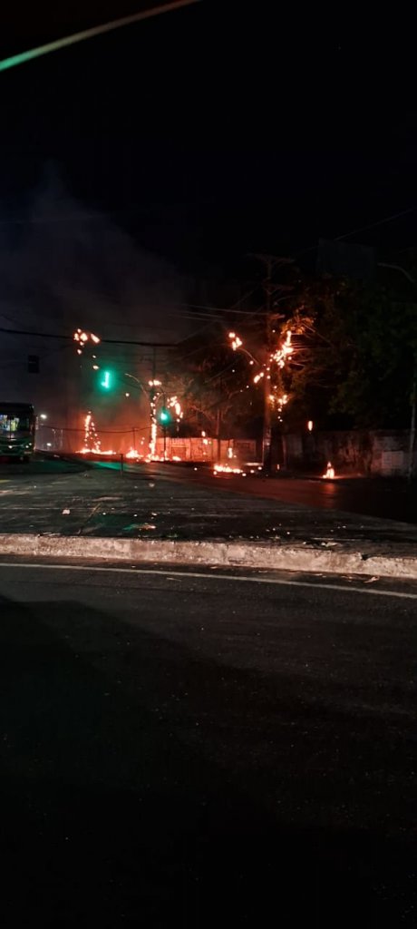 Imagem de incêndio e postes queimados na Avenida São Rafael