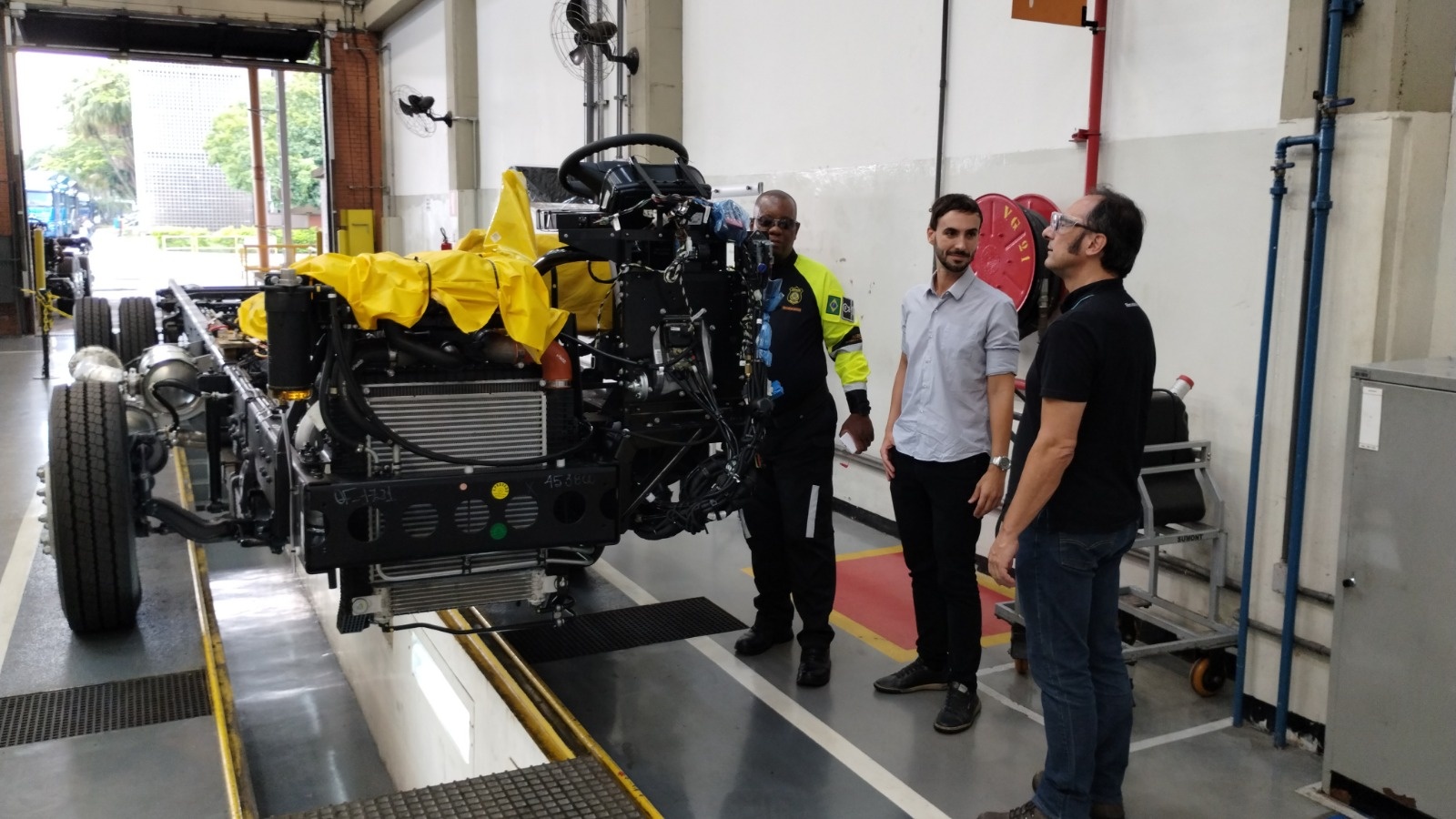 Prefeitura visita fábrica da Mercedes para inspecionar produção de ônibus com ar-condicionado