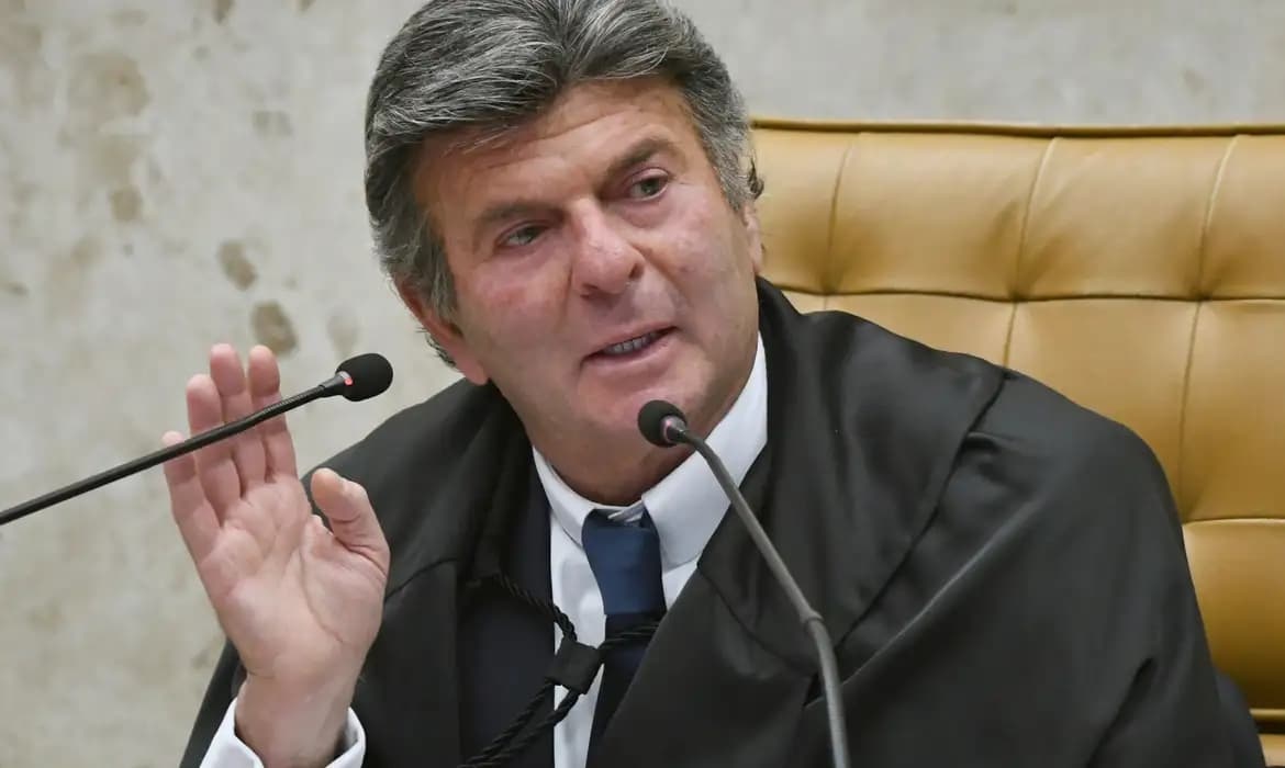 Luiz Fux é diagnosticado com pneumonia dupla e participará de forma remota em sessões do STF