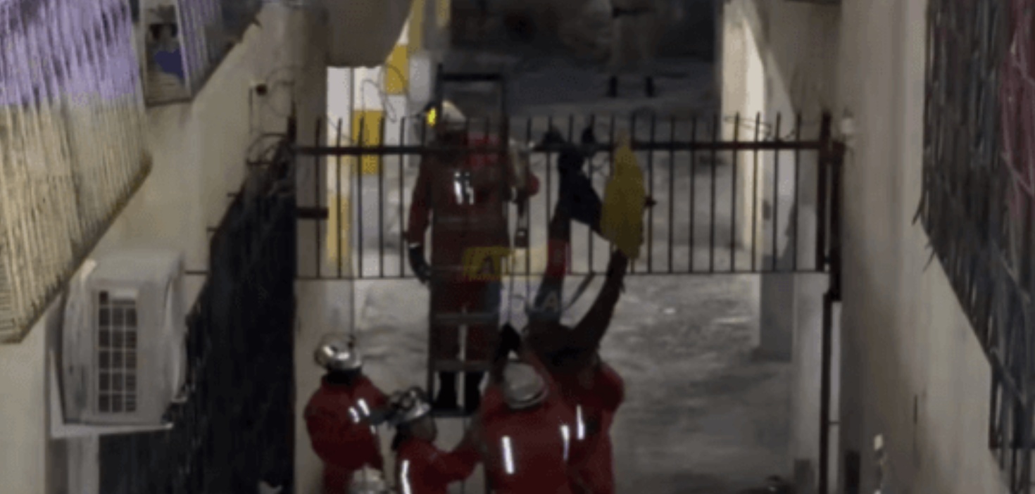 Suspeito de furto fica preso de cabeça para baixo em portão e é resgatado pelo Corpo de Bombeiros na Graça