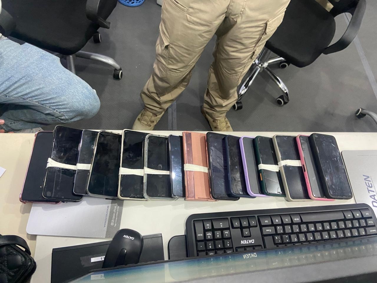 Mulher é presa com 15 celulares durante patrulhamento no Furdunço, em Salvador