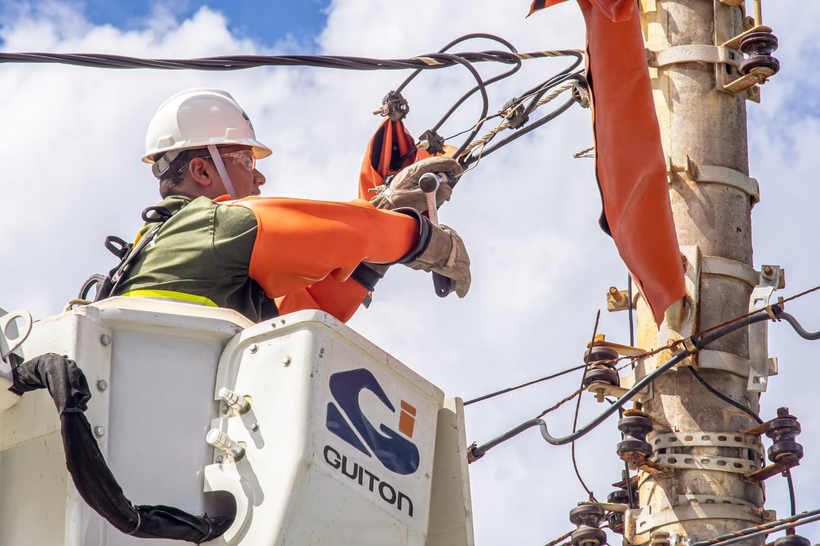 Coelba remove 26 toneladas de cabos irregulares nos circuitos do Carnaval de Salvador 