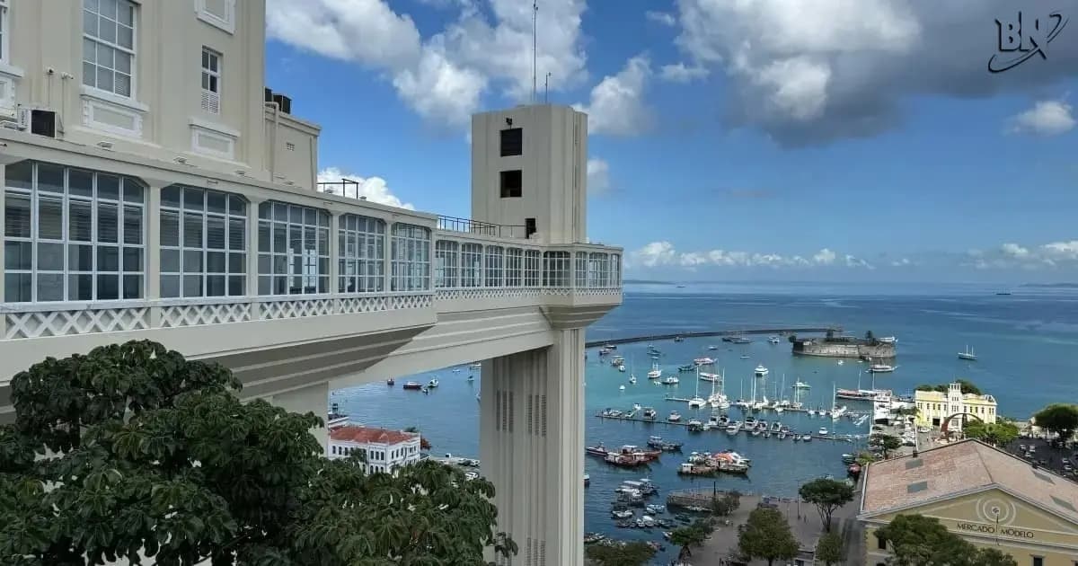VÍDEO: Grupo de foliões é barrado no Elevador Lacerda após homem tentar entrar usando sunga