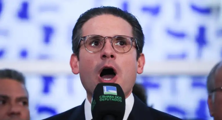 Motta, que quer votar até maio o fim da jornada 6x1, no ano passado dizia que PEC era 