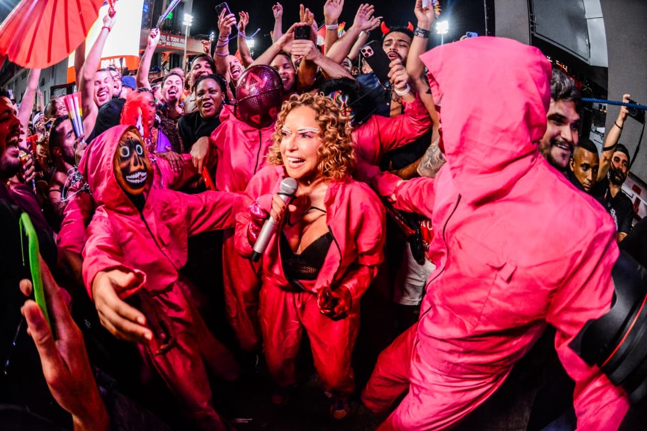 VÍDEO: Daniela Mercury surpreende foliões e abre desfile fantasiada no meio da pipoca