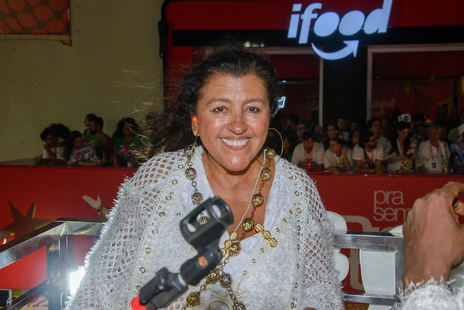 VÍDEO: Regina Casé acompanha Cortejo Afro de cima do trio no circuito Dodô