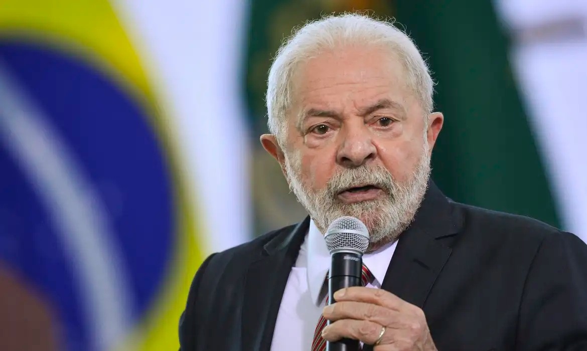 Lula veta penduricalhos que ultrapassam teto constitucional e sanciona reajuste salarial dos servidores do Congresso