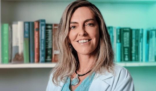 Ivana Bastos parabeniza médica brasileira por pesquisa inovadora para o tratamento de lesões na medula 