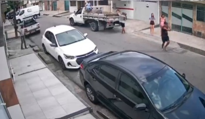 VÍDEO: Homem tenta atirar em mulher em Feira de Santana