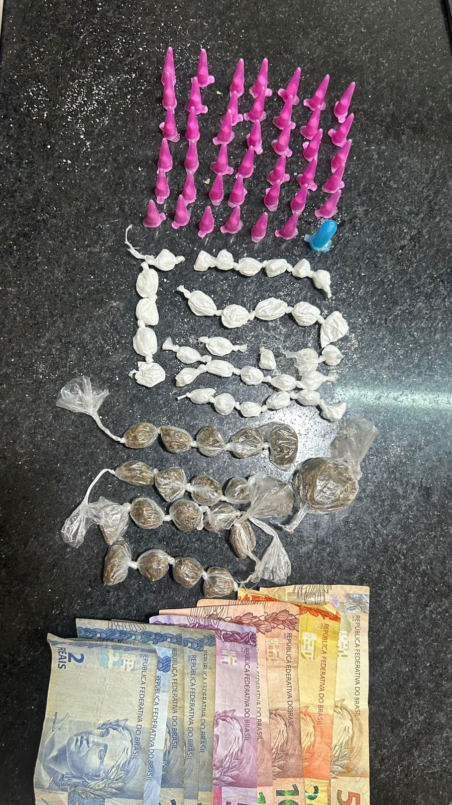 PM apreende drogas em Eunápolis