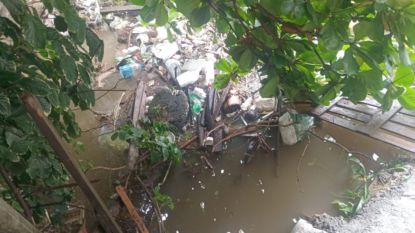 Moradores denunciam lixo acumulado que provocou transbordamento de canal em Mussurunga após chuvas
