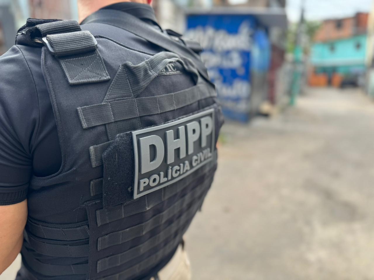 Dupla é presa acusada de matar homem a golpes de faca em Itapuã