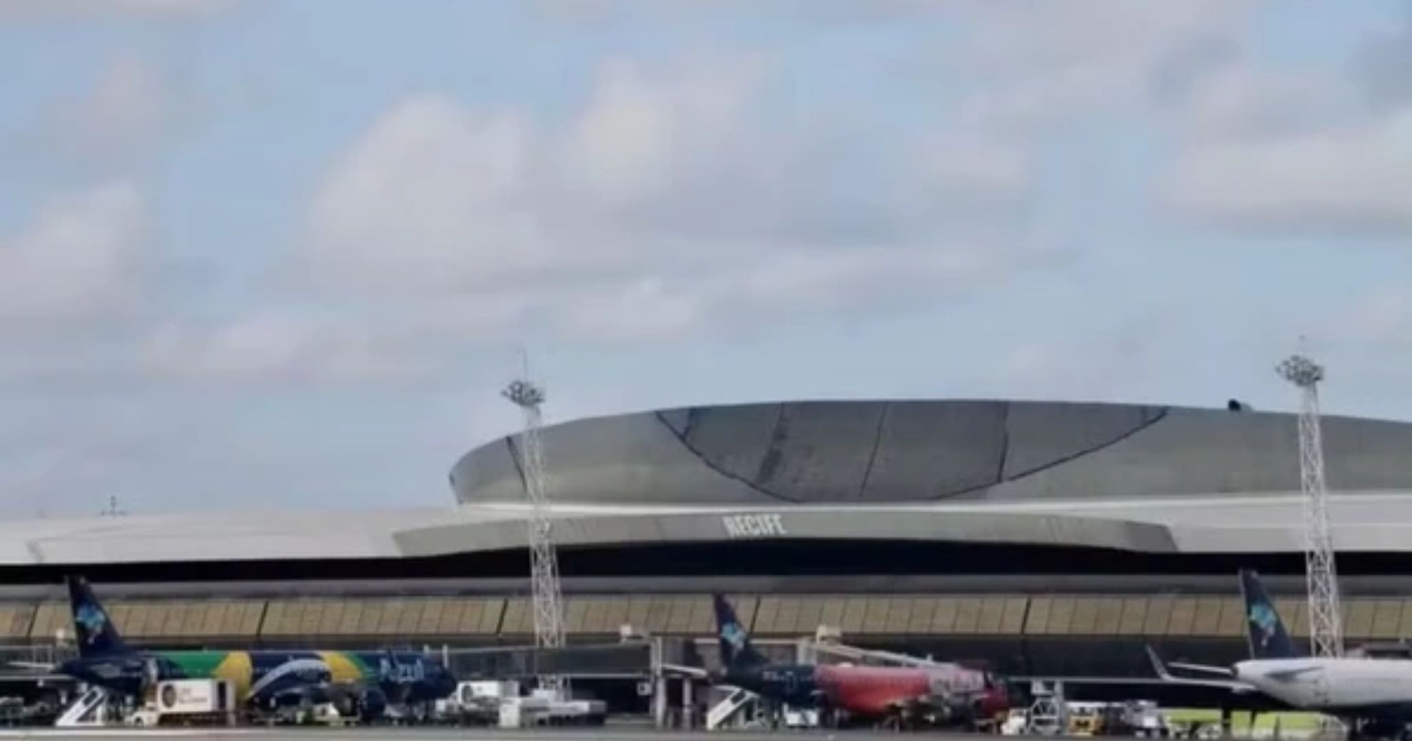 Voo de Guarulhos para Fernando de Noronha faz pouso de emergência no Recife após ameaça de bomba