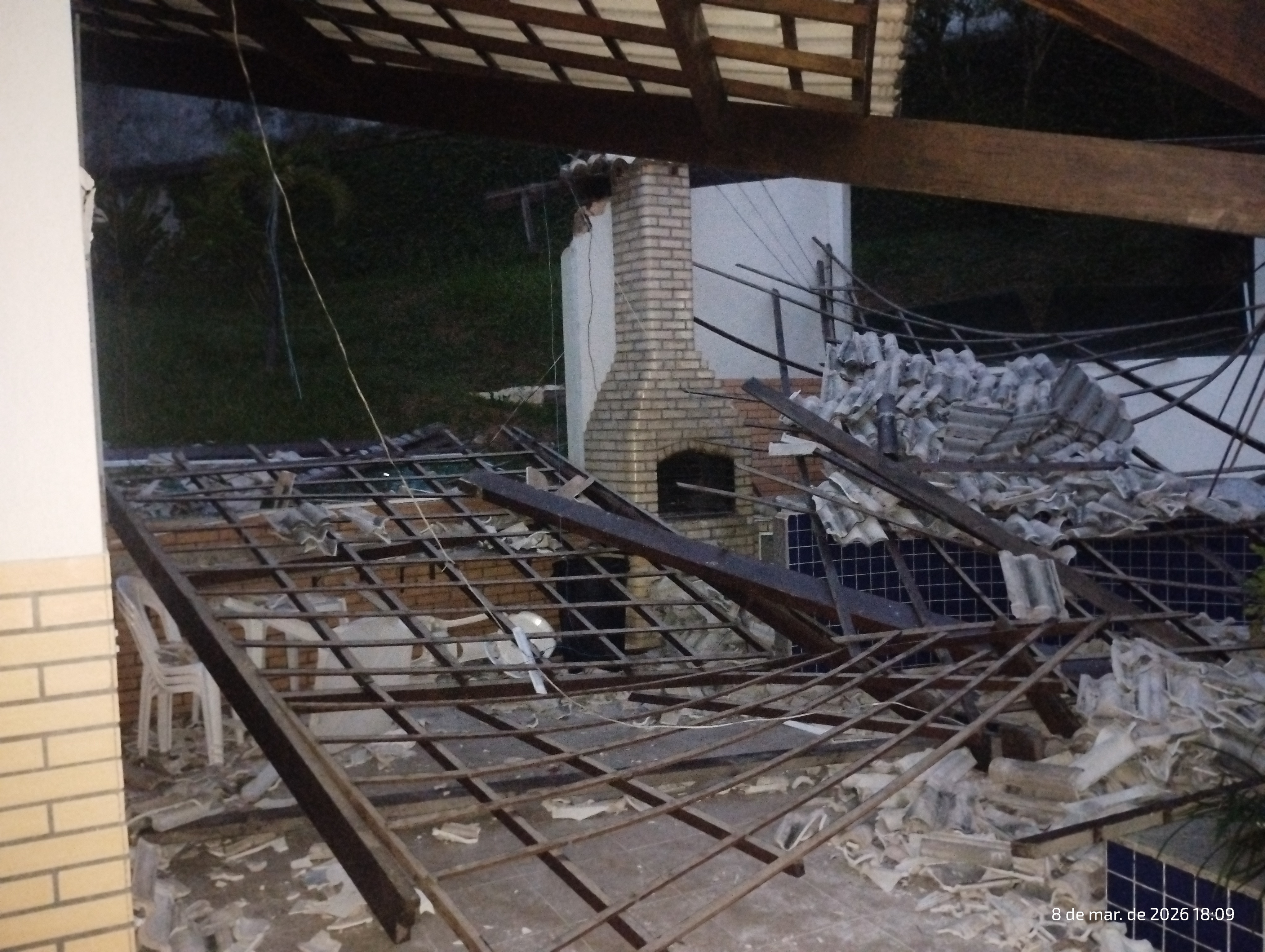 Teto de quiosque desaba e atinge quatro pessoas em condomínio no Cidade Jardim