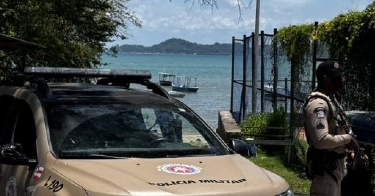 Mulher com mandado de prisão é conduzida pela PM no Subúrbio de Salvador