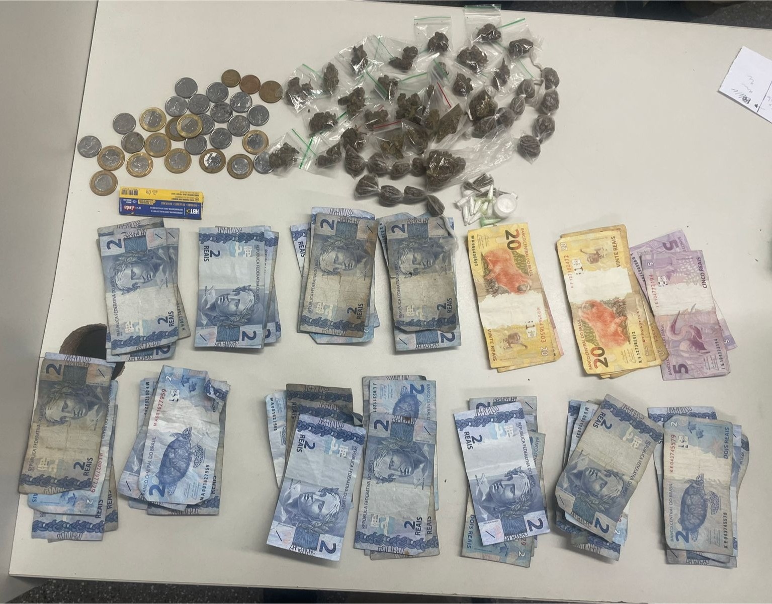 Mulher é presa por suspeita de tráfico de drogas no bairro de Nazaré, em Salvador