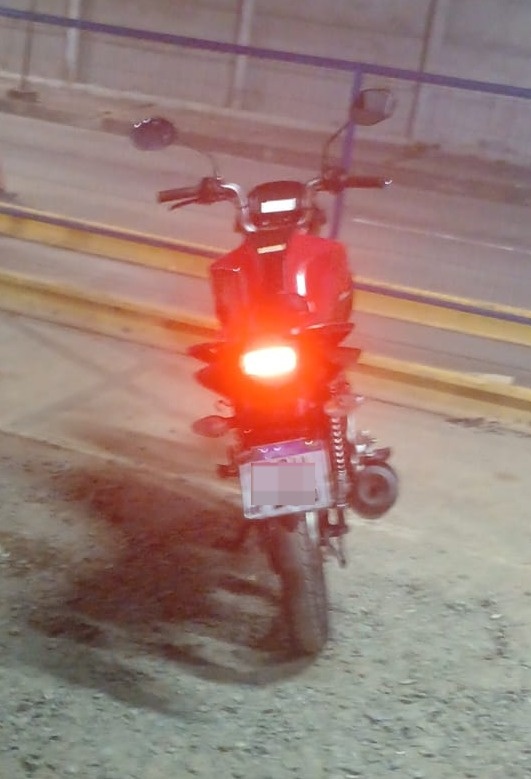 PM leva motocicleta para pátio após manobras perigosas realizadas em bairro de Salvador