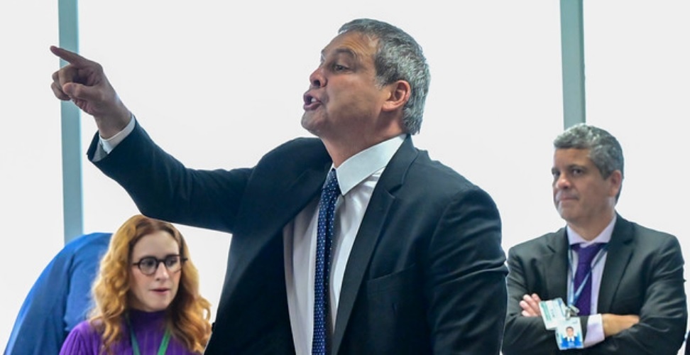 Indignado, relator da CPMI chama Lindbergh de 