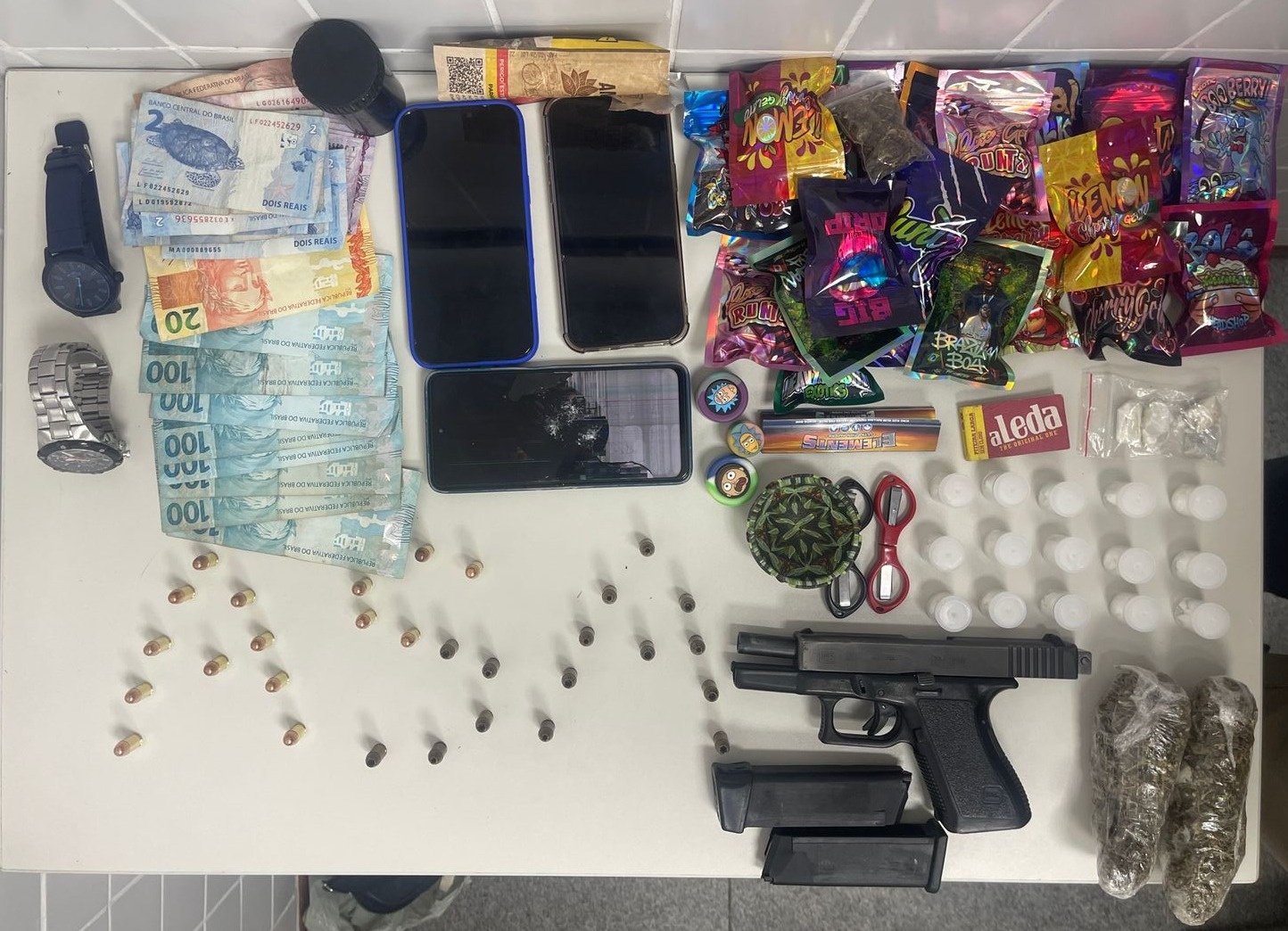 PM prende suspeitos com arma de fogo e drogas em Feira de Santana