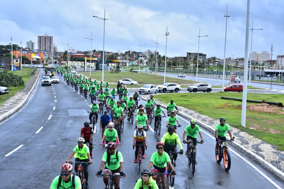Pedal da Cidade reúne ciclistas para passeio pela orla de Salvador em celebração aos 477 anos da capital baiana
