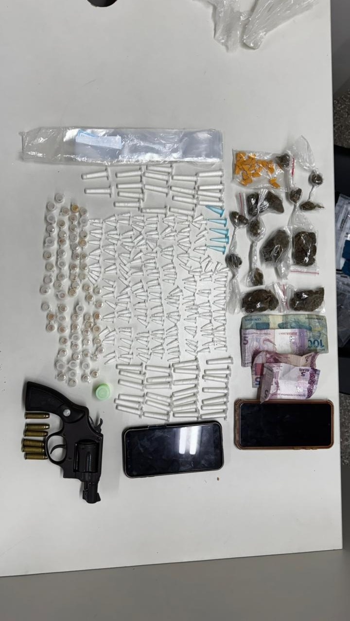 PM prende três suspeitos de tráfico e apreende drogas e arma em Ondina