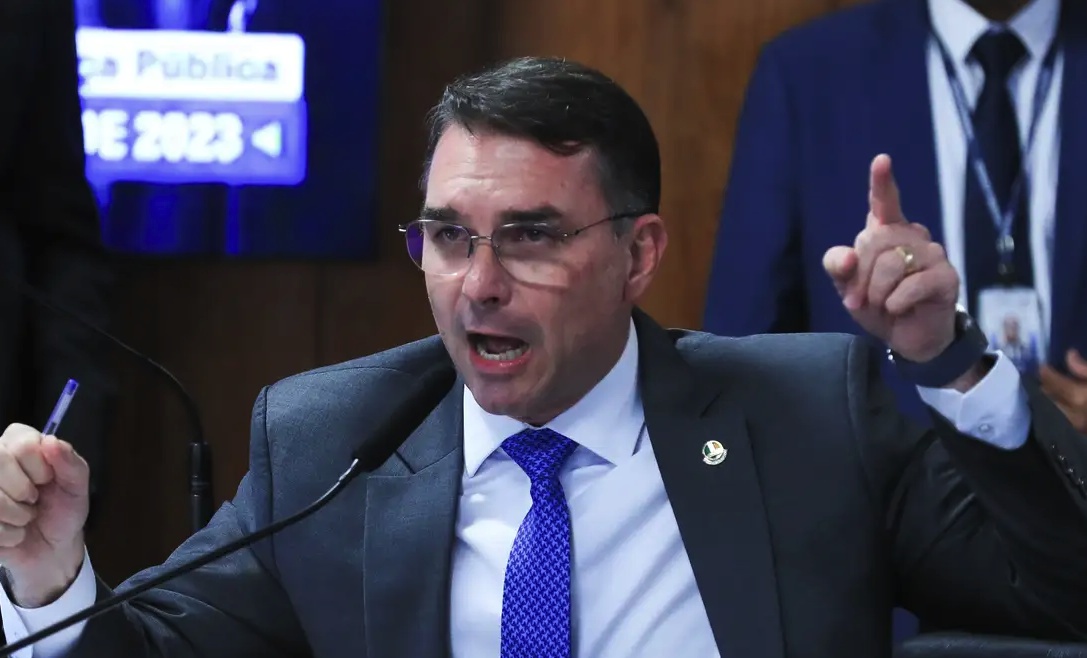 Flávio Bolsonaro tenta conter crise e liga para Eduardo e Nikolas Ferreira após troca de críticas