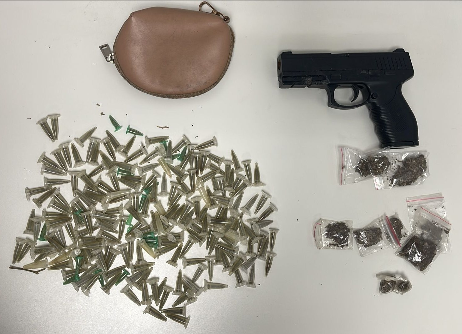 PM conduz suspeito por tráfico de drogas em bairro de Salvador