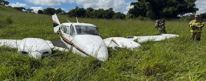 VÍDEO: Avião faz pouso de emergência em Goiás; ocupantes foram resgatados