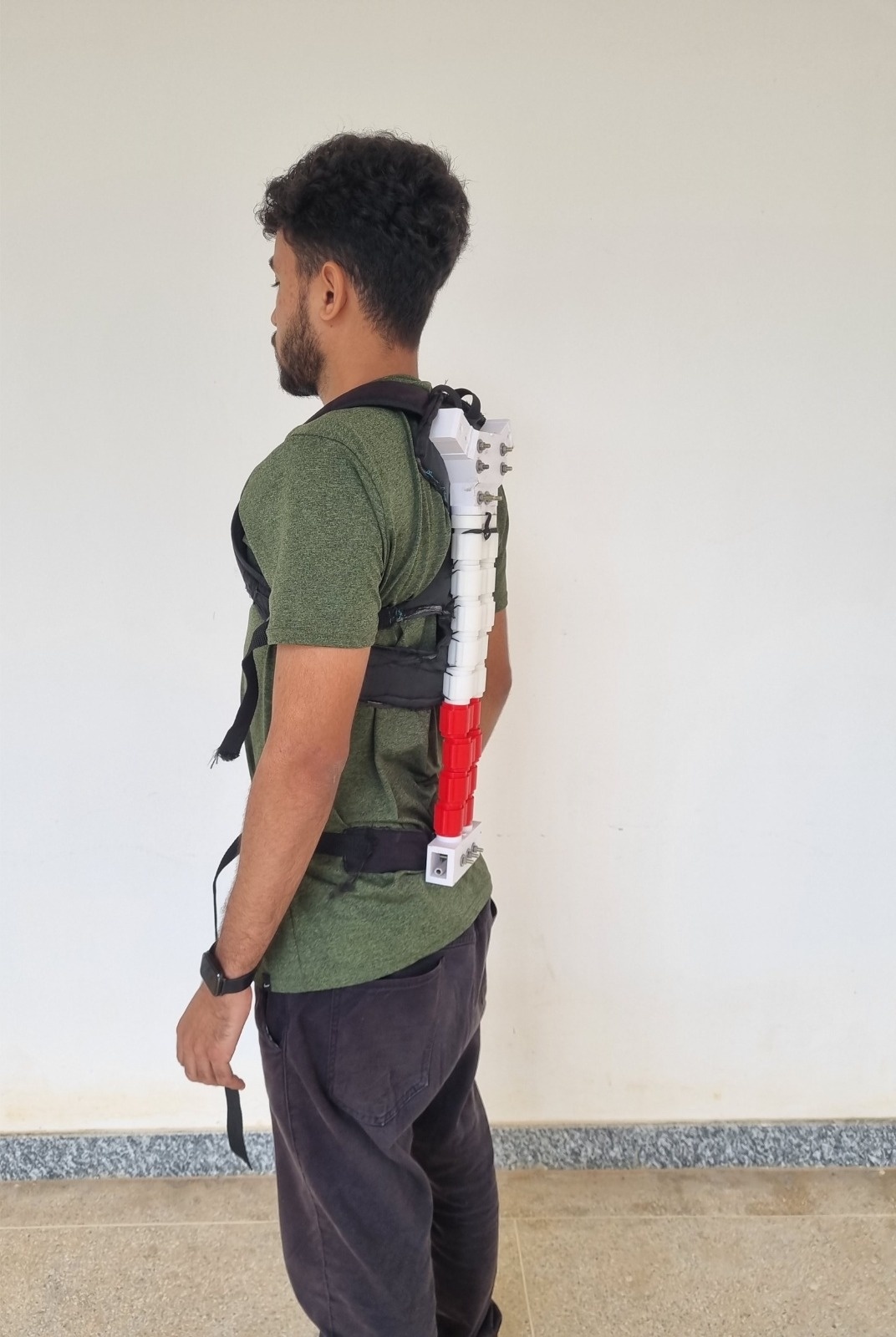 Projeto da UFBA desenvolve exoesqueleto para evitar desgaste da lombar; protótipo pode ajudar trabalhadores braçais