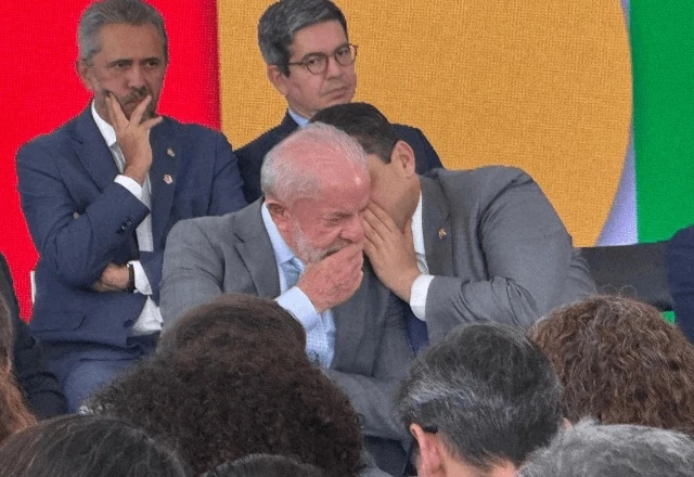 VÍDEO: Alcolumbre é visto cochicando com Lula e presidente reage negativamente a fala 