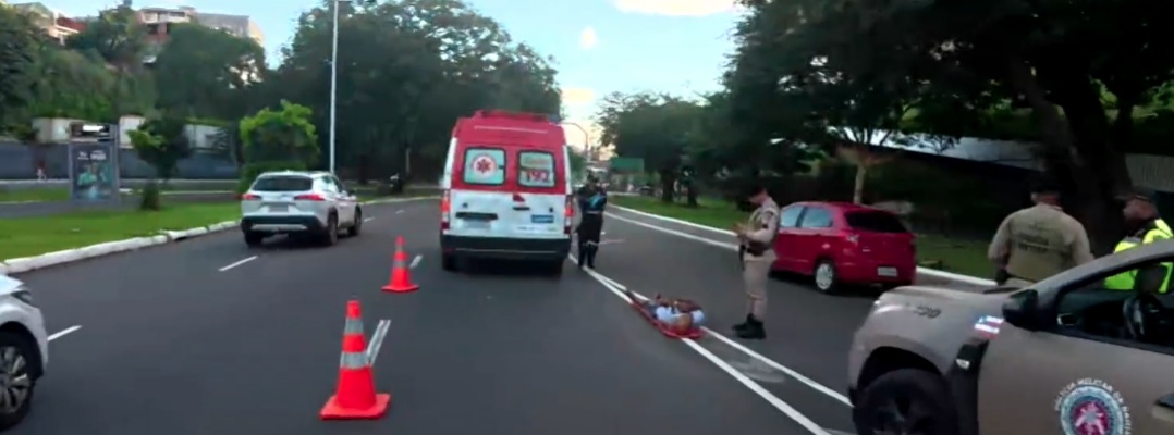 Acidente entre carro e moto deixa feridos no Vale de Nazaré, em Salvador
