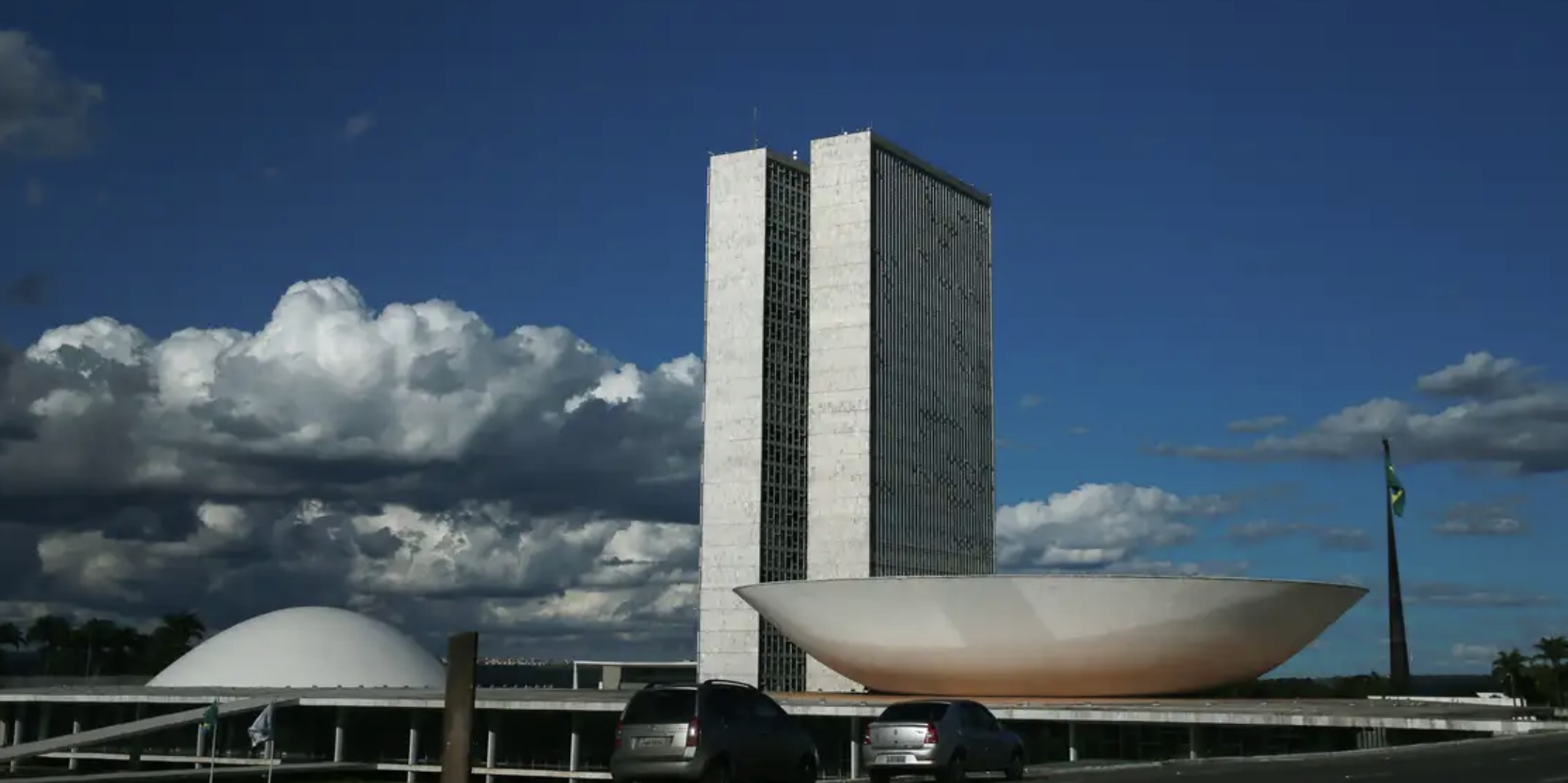 Horas extras na Câmara: 13 servidores receberam R$ 9,3 milhões desde 2016, aponta levantamento