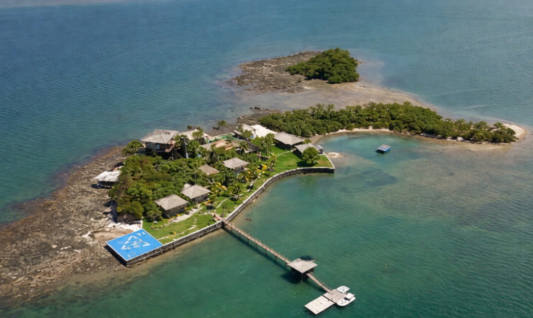 Ilha paradisíaca na Bahia ligada ao Banco Master já recebeu Bell, Daniela Mercury, Gianecchini e Brown