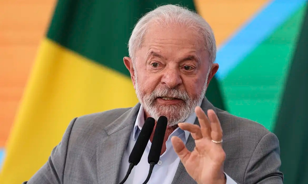 Lula anuncia redução do PIS/Cofins sobre a gasolina para conter avanço dos preços
