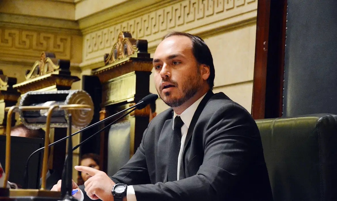 “Grupo não se faz de oportunistas”, afirma Carlos Bolsonaro em meio a embate entre bolsonaristas 