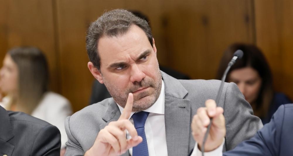 Adolfo Viana assina pedido para que Câmara vote com urgência projeto que acaba com a 