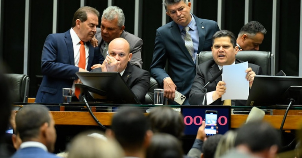 Tensão no Congresso: Alcolumbre fatiou PL da dosimetria e pode reverter veto de Lula!