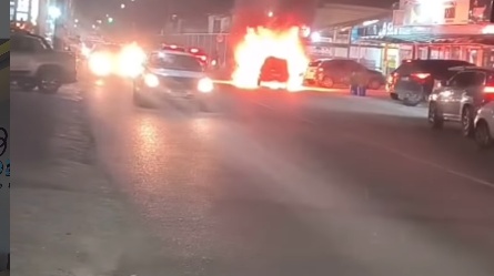Carro pega fogo em Stella Maris, assusta moradores e interdita parcialmente via