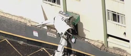 Avião de pequeno porte cai e atinge prédio residencial em Belo Horizonte