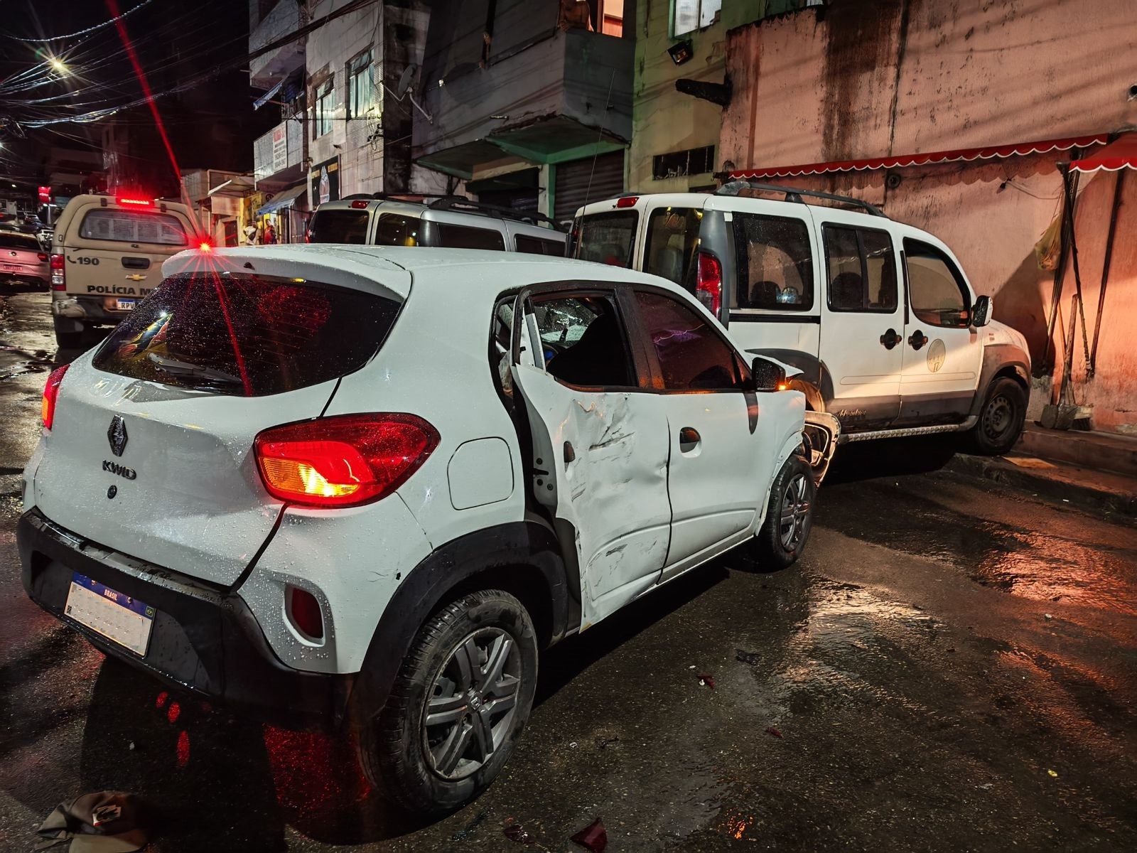 Ação da PM em Itapuã termina com três suspeitos feridos, arma apreendida e carro roubado recuperado